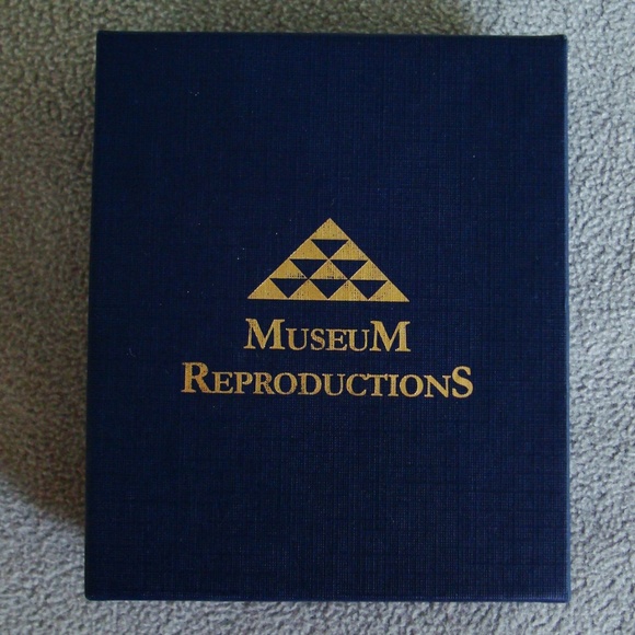 African crescent pierced gold earrings NWOT - Picture 7 of 7